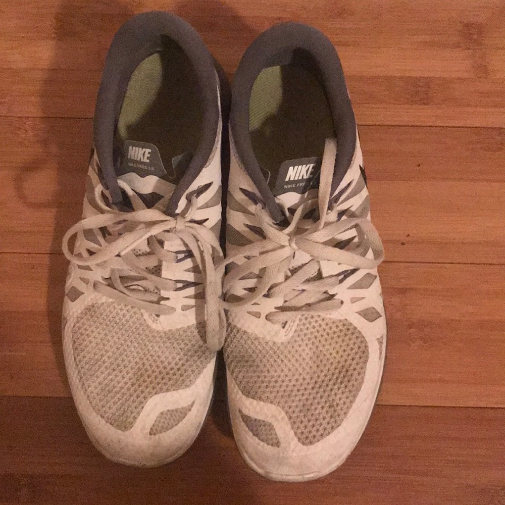 White nike frees